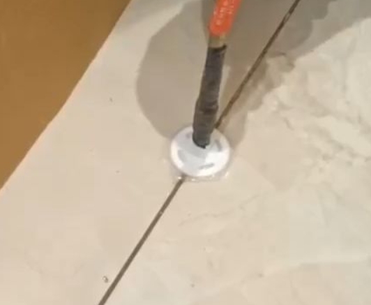 泸州瓷砖空鼓维修公司专业解答瓷砖在铺贴过程中，如果没有涂抹均匀到位的粘结材料（如水泥砂浆或瓷砖胶），可能会导致以下问题